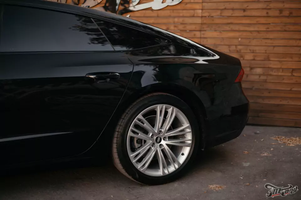 Классический карбон под матовым лаком в салоне Audi A7 и комплекс детейлинг-услуг